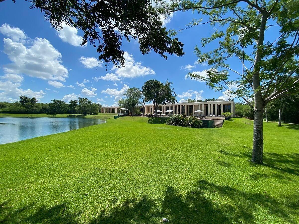 Terreno en venta en Cabo Norte Mérida | Privada Rosío con vista al lago